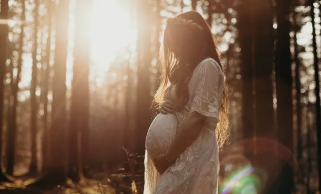 Photographe professionnelle séance photo grossesse en pleine nature à Besançon, Besançon, TAILS PHOTOGRAPHIE