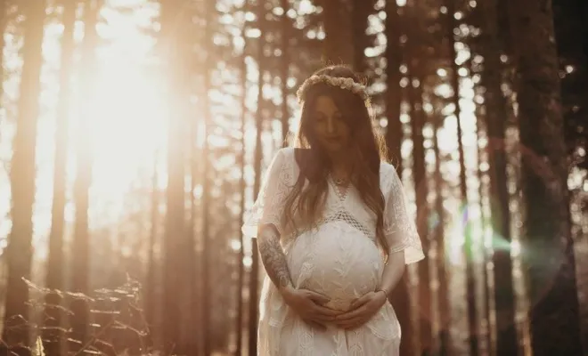 Photographe professionnelle séance photo grossesse en pleine nature à Besançon, Besançon, TAILS PHOTOGRAPHIE