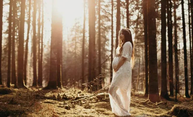 Photographe professionnelle séance photo grossesse en pleine nature à Besançon, Besançon, TAILS PHOTOGRAPHIE