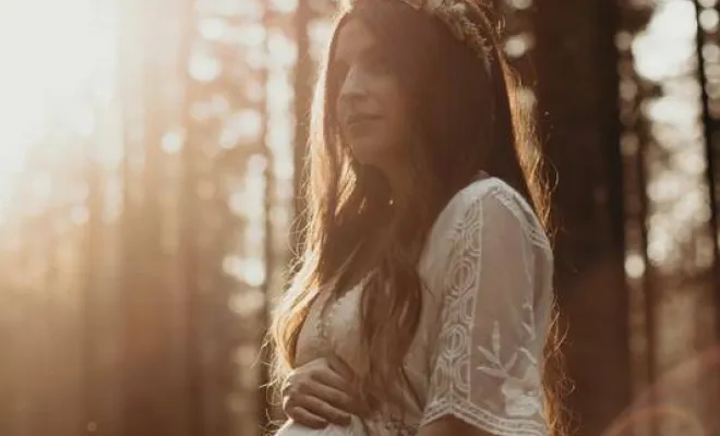 Photographe professionnelle séance photo grossesse en pleine nature à Besançon, Besançon, TAILS PHOTOGRAPHIE