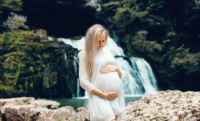 Photographe professionnelle séance photo grossesse en pleine nature à la Source du Lison près de Besançon, Besançon, TAILS PHOTOGRAPHIE