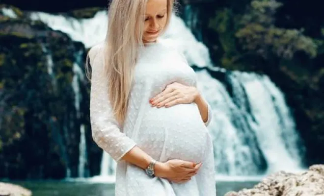 Photographe professionnelle séance photo grossesse en pleine nature à la Source du Lison près de Besançon, Besançon, TAILS PHOTOGRAPHIE