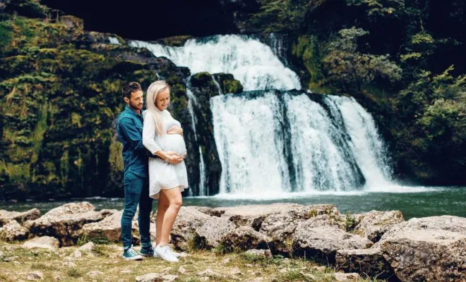 Photographe professionnelle séance photo grossesse en pleine nature à la Source du Lison près de Besançon, Besançon, TAILS PHOTOGRAPHIE