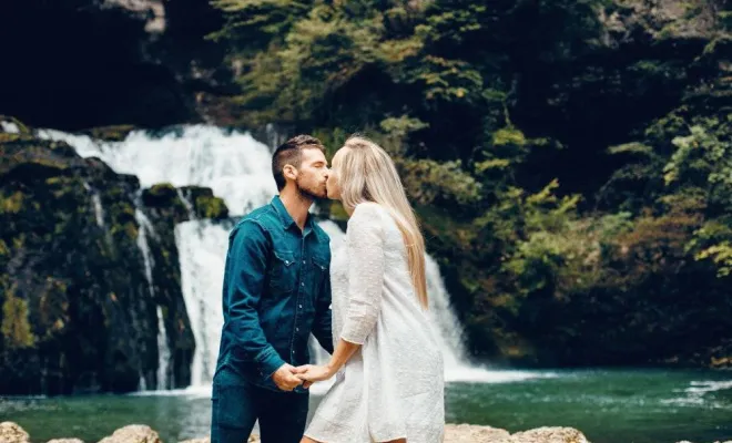 Photographe professionnelle séance photo grossesse en pleine nature à la Source du Lison près de Besançon, Besançon, TAILS PHOTOGRAPHIE