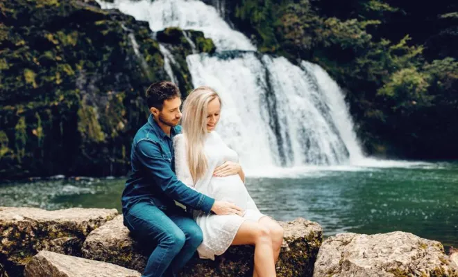 Photographe professionnelle séance photo grossesse en pleine nature à la Source du Lison près de Besançon, Besançon, TAILS PHOTOGRAPHIE