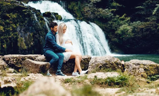 Photographe professionnelle séance photo grossesse en pleine nature à la Source du Lison près de Besançon, Besançon, TAILS PHOTOGRAPHIE