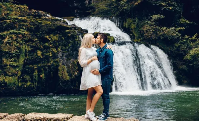 Photographe professionnelle séance photo grossesse en pleine nature à la Source du Lison près de Besançon, Besançon, TAILS PHOTOGRAPHIE