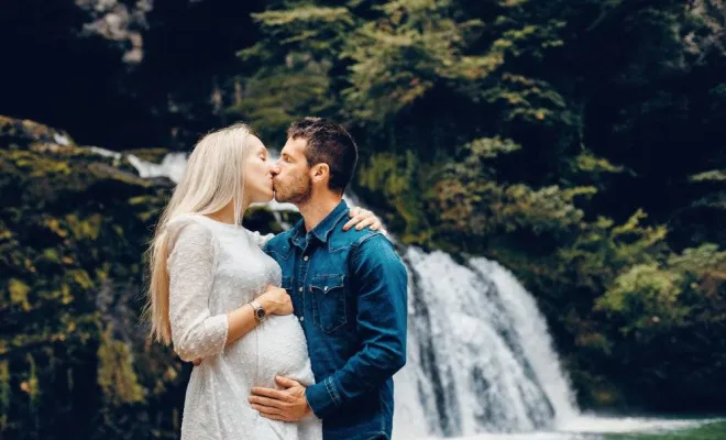 Photographe professionnelle séance photo grossesse en pleine nature à la Source du Lison près de Besançon, Besançon, TAILS PHOTOGRAPHIE