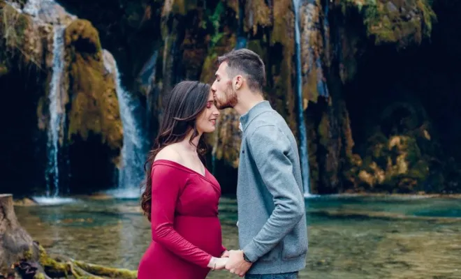 Photographe professionnelle séance photo grossesse en pleine nature en Franche Comté, Besançon, TAILS PHOTOGRAPHIE