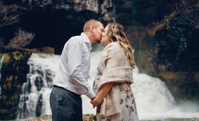 Photographe professionnelle séance photo grossesse en pleine nature en Franche-Comté, Besançon, TAILS PHOTOGRAPHIE