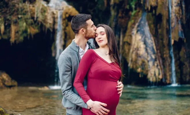 Photographe professionnelle séance photo grossesse en pleine nature en Franche Comté, Besançon, TAILS PHOTOGRAPHIE