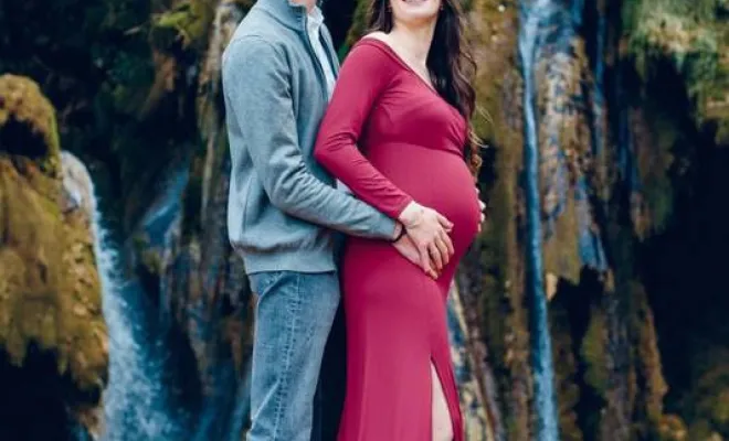 Photographe professionnelle séance photo grossesse en pleine nature en Franche Comté, Besançon, TAILS PHOTOGRAPHIE