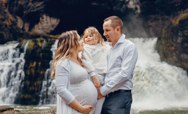 Photographe professionnelle séance photo grossesse en pleine nature en Franche-Comté, Besançon, TAILS PHOTOGRAPHIE