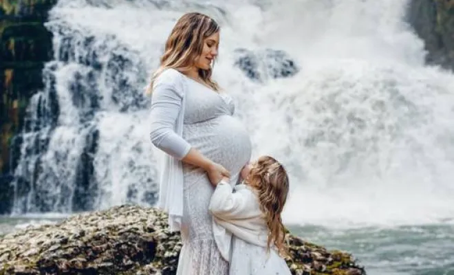 Photographe professionnelle séance photo grossesse en pleine nature en Franche-Comté, Besançon, TAILS PHOTOGRAPHIE