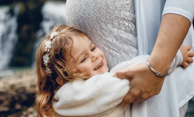 Photographe professionnelle séance photo grossesse en pleine nature en Franche-Comté, Besançon, TAILS PHOTOGRAPHIE