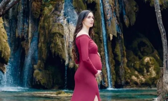 Photographe professionnelle séance photo grossesse en pleine nature en Franche Comté, Besançon, TAILS PHOTOGRAPHIE