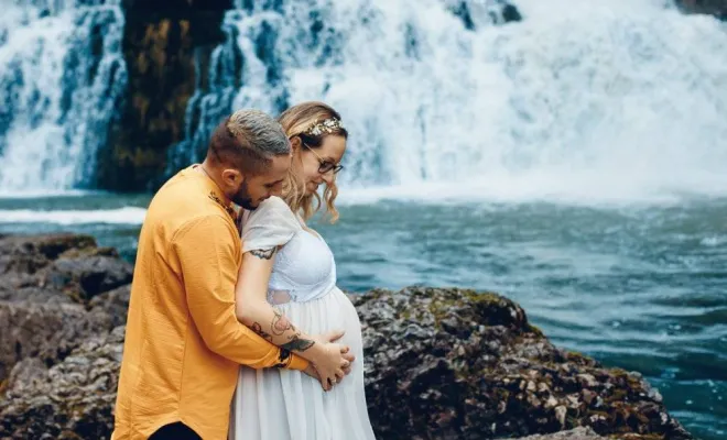 Photographe professionnelle séance photo grossesse en pleine nature en Franche Comté, Besançon, TAILS PHOTOGRAPHIE