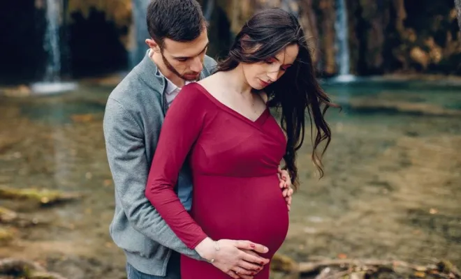 Photographe professionnelle séance photo grossesse en pleine nature en Franche Comté, Besançon, TAILS PHOTOGRAPHIE