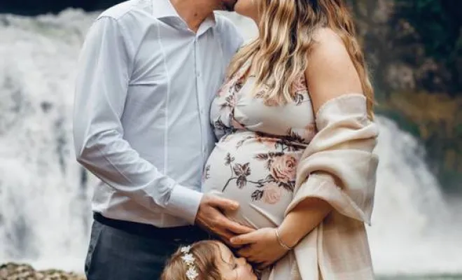 Photographe professionnelle séance photo grossesse en pleine nature en Franche-Comté, Besançon, TAILS PHOTOGRAPHIE