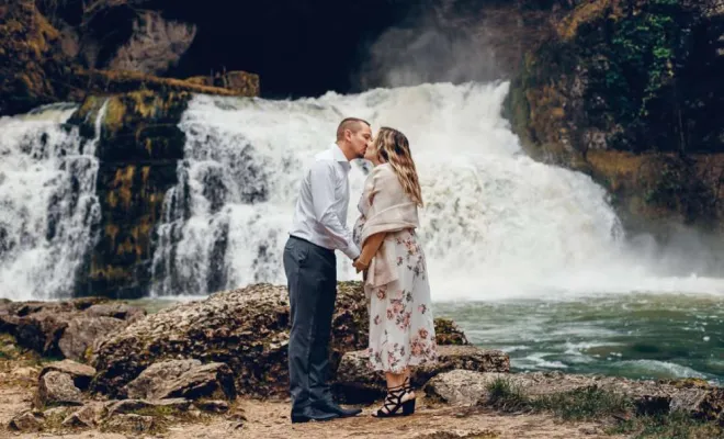 Photographe professionnelle séance photo grossesse en pleine nature en Franche-Comté, Besançon, TAILS PHOTOGRAPHIE