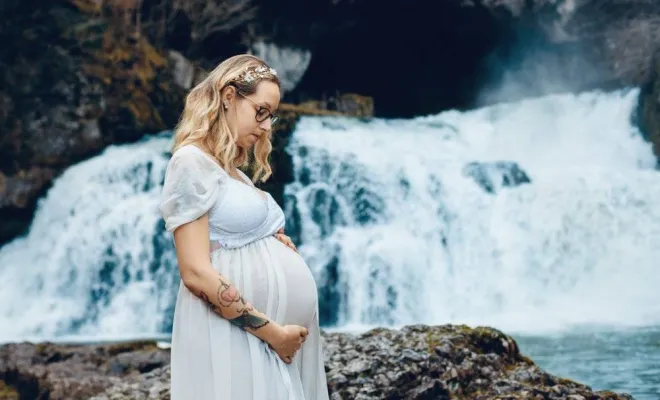 Photographe professionnelle séance photo grossesse en pleine nature en Franche Comté, Besançon, TAILS PHOTOGRAPHIE