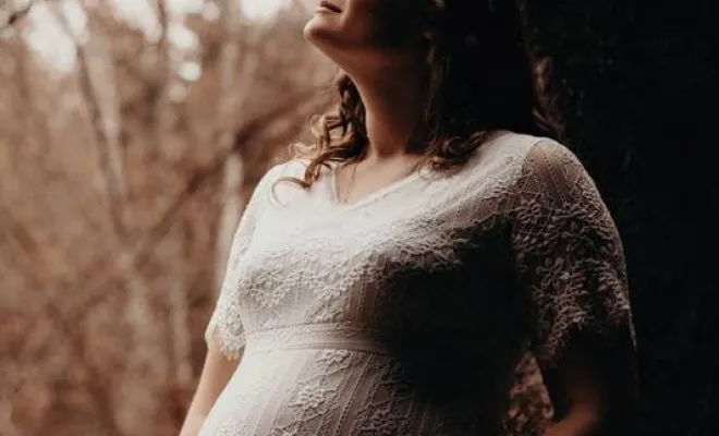 Photographe professionnelle séance photo grossesse en pleine nature en Haute Saône, Besançon, TAILS PHOTOGRAPHIE