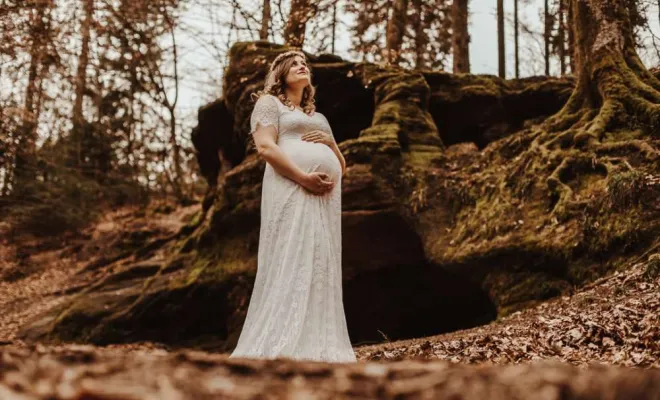 Photographe professionnelle séance photo grossesse en pleine nature en Haute Saône, Besançon, TAILS PHOTOGRAPHIE