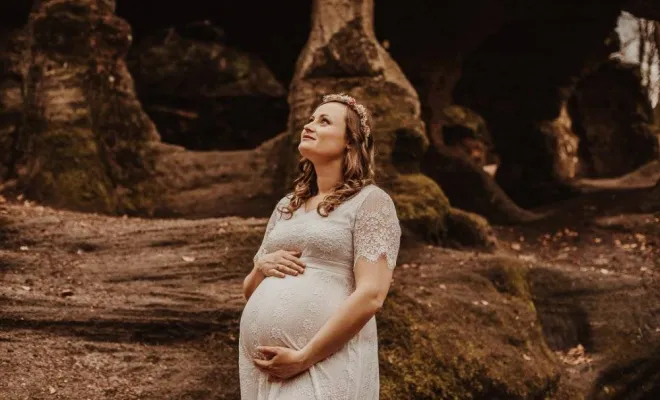 Photographe professionnelle séance photo grossesse en pleine nature en Haute Saône, Besançon, TAILS PHOTOGRAPHIE