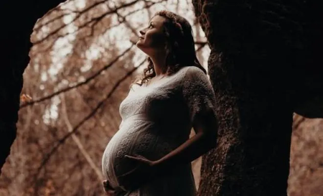 Photographe professionnelle séance photo grossesse en pleine nature en Haute Saône, Besançon, TAILS PHOTOGRAPHIE