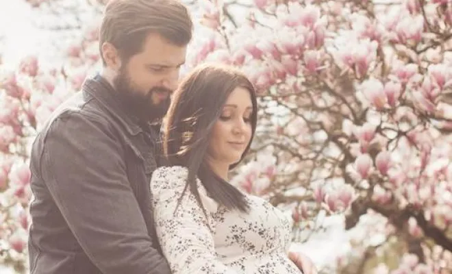 Photographe professionnelle séance photo grossesse fleuri à Besançon, Besançon, TAILS PHOTOGRAPHIE