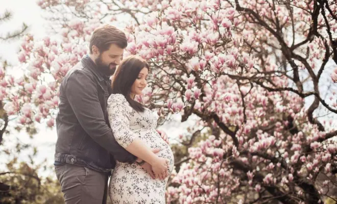 Photographe professionnelle séance photo grossesse fleuri à Besançon, Besançon, TAILS PHOTOGRAPHIE