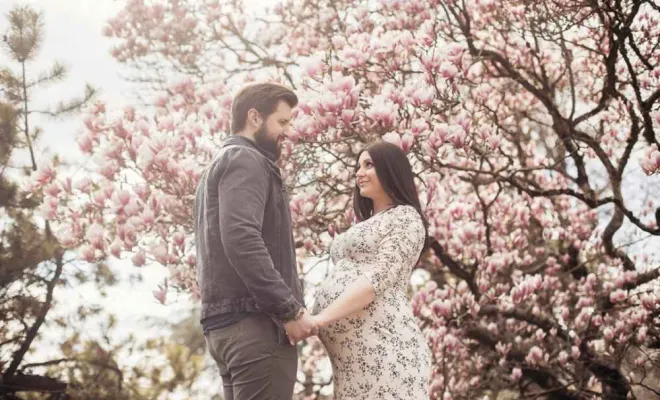 Photographe professionnelle séance photo grossesse fleuri à Besançon, Besançon, TAILS PHOTOGRAPHIE