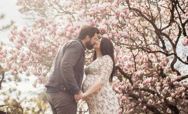 Photographe professionnelle séance photo grossesse fleuri à Besançon, Besançon, TAILS PHOTOGRAPHIE