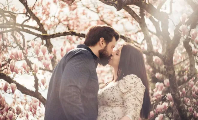 Photographe professionnelle séance photo grossesse fleuri à Besançon, Besançon, TAILS PHOTOGRAPHIE