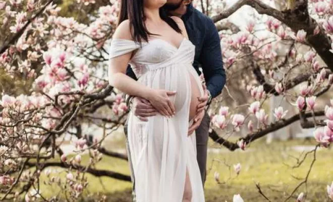 Photographe professionnelle séance photo grossesse fleuri à Besançon, Besançon, TAILS PHOTOGRAPHIE