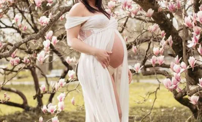 Photographe professionnelle séance photo grossesse fleuri à Besançon, Besançon, TAILS PHOTOGRAPHIE