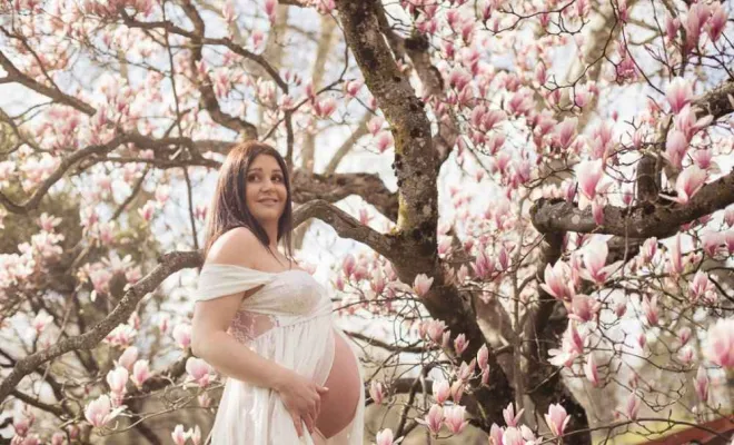 Photographe professionnelle séance photo grossesse fleuri à Besançon, Besançon, TAILS PHOTOGRAPHIE