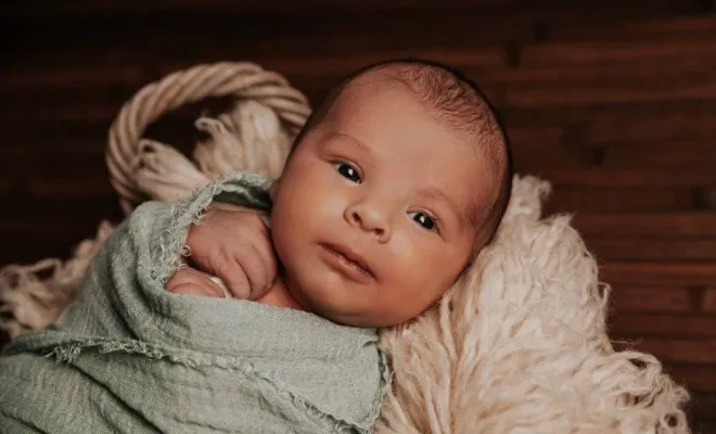 Photographe professionnelle séance photo naissance en famille à Besançon, Besançon, TAILS PHOTOGRAPHIE