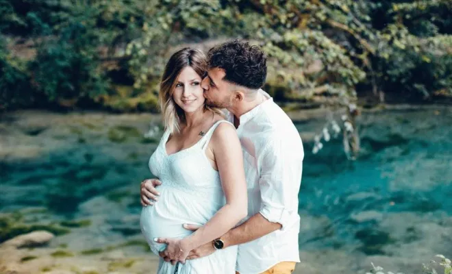 Photographe professionnelle shooting grossesse aux cascades à Arbois, Besançon, TAILS PHOTOGRAPHIE