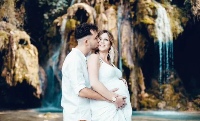 Photographe professionnelle shooting grossesse aux cascades à Arbois, Besançon, TAILS PHOTOGRAPHIE