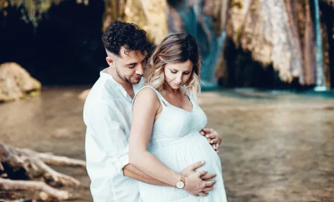 Photographe professionnelle shooting grossesse aux cascades à Arbois, Besançon, TAILS PHOTOGRAPHIE