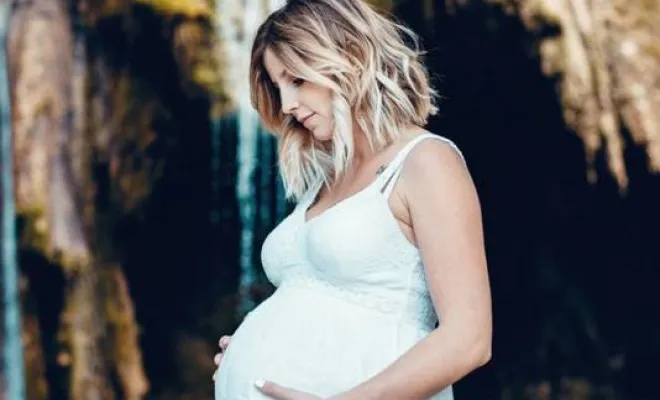 Photographe professionnelle shooting grossesse aux cascades à Arbois, Besançon, TAILS PHOTOGRAPHIE