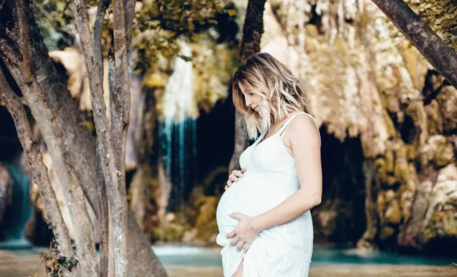 Photographe professionnelle shooting grossesse aux cascades à Arbois, Besançon, TAILS PHOTOGRAPHIE