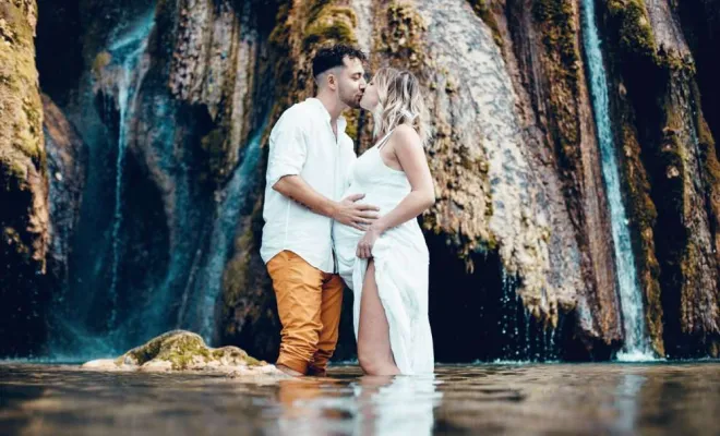 Photographe professionnelle shooting grossesse aux cascades à Arbois, Besançon, TAILS PHOTOGRAPHIE