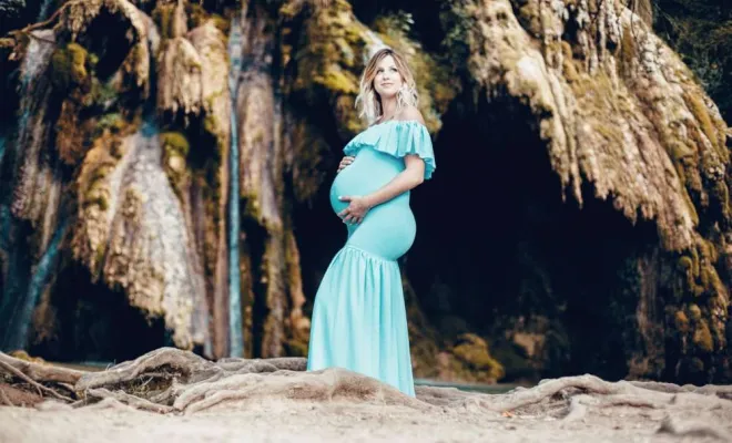 Photographe professionnelle shooting grossesse aux cascades à Arbois, Besançon, TAILS PHOTOGRAPHIE