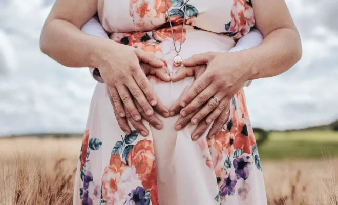 Photographe professionnelle shooting grossesse champêtre à Besançon, Besançon, TAILS PHOTOGRAPHIE