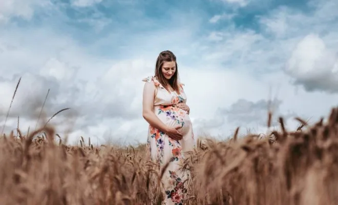 Photographe professionnelle shooting grossesse champêtre à Besançon, Besançon, TAILS PHOTOGRAPHIE