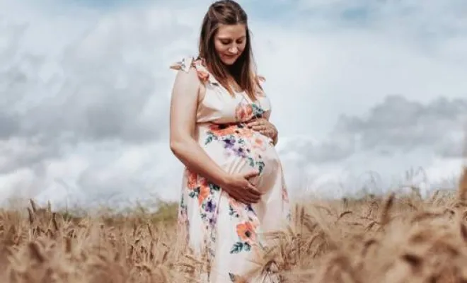 Photographe professionnelle shooting grossesse champêtre à Besançon, Besançon, TAILS PHOTOGRAPHIE