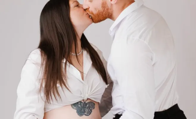 Photographe professionnelle shooting grossesse en couple en studio à Besançon, Besançon, TAILS PHOTOGRAPHIE