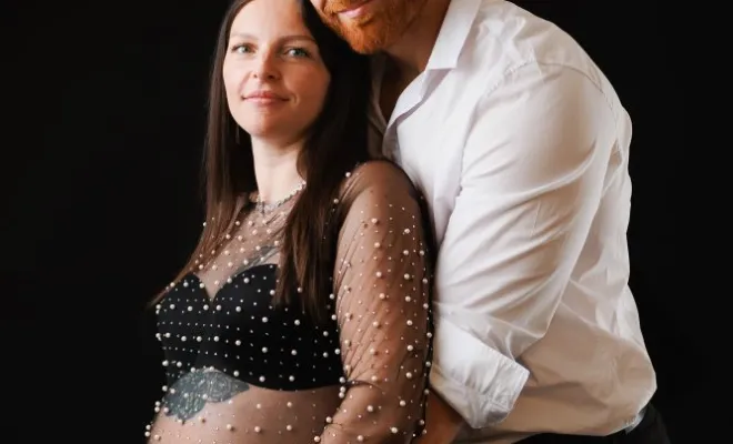 Photographe professionnelle shooting grossesse en couple en studio à Besançon, Besançon, TAILS PHOTOGRAPHIE